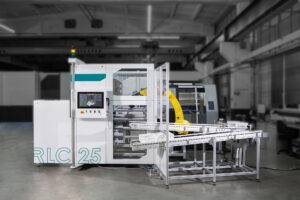 Werkstückhandlingsystem Robot Load Center RLC25 der Firma JB Engineering GmbH mit automatischem Schubladenentnahmesystem in Gebrauch beim Beladen einer CNC-Fräsmaschine